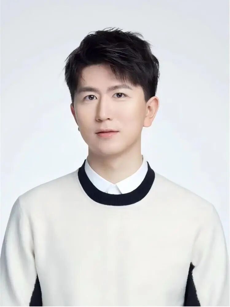 陈震-商务照1.jpg
